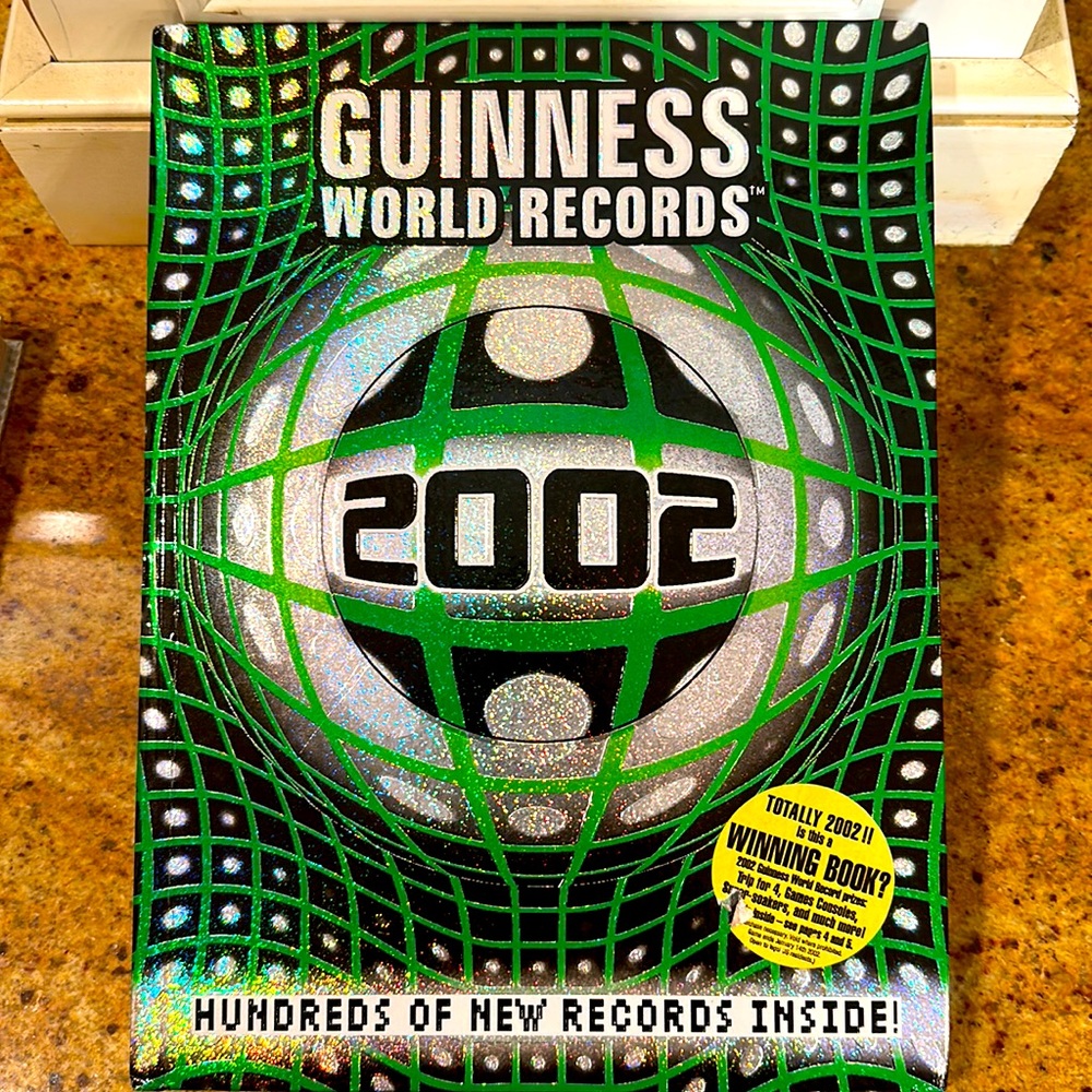 NWT📚💚2002 HARDBACK GUINNESS BOOK OF WORLD RECORDS IN GREEN, BLACK AND SILVER